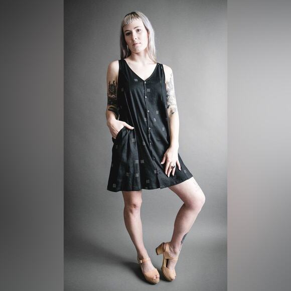 Make it Good S PDX linen blend V-neck button front dress black pattern - Picture 2 of 10